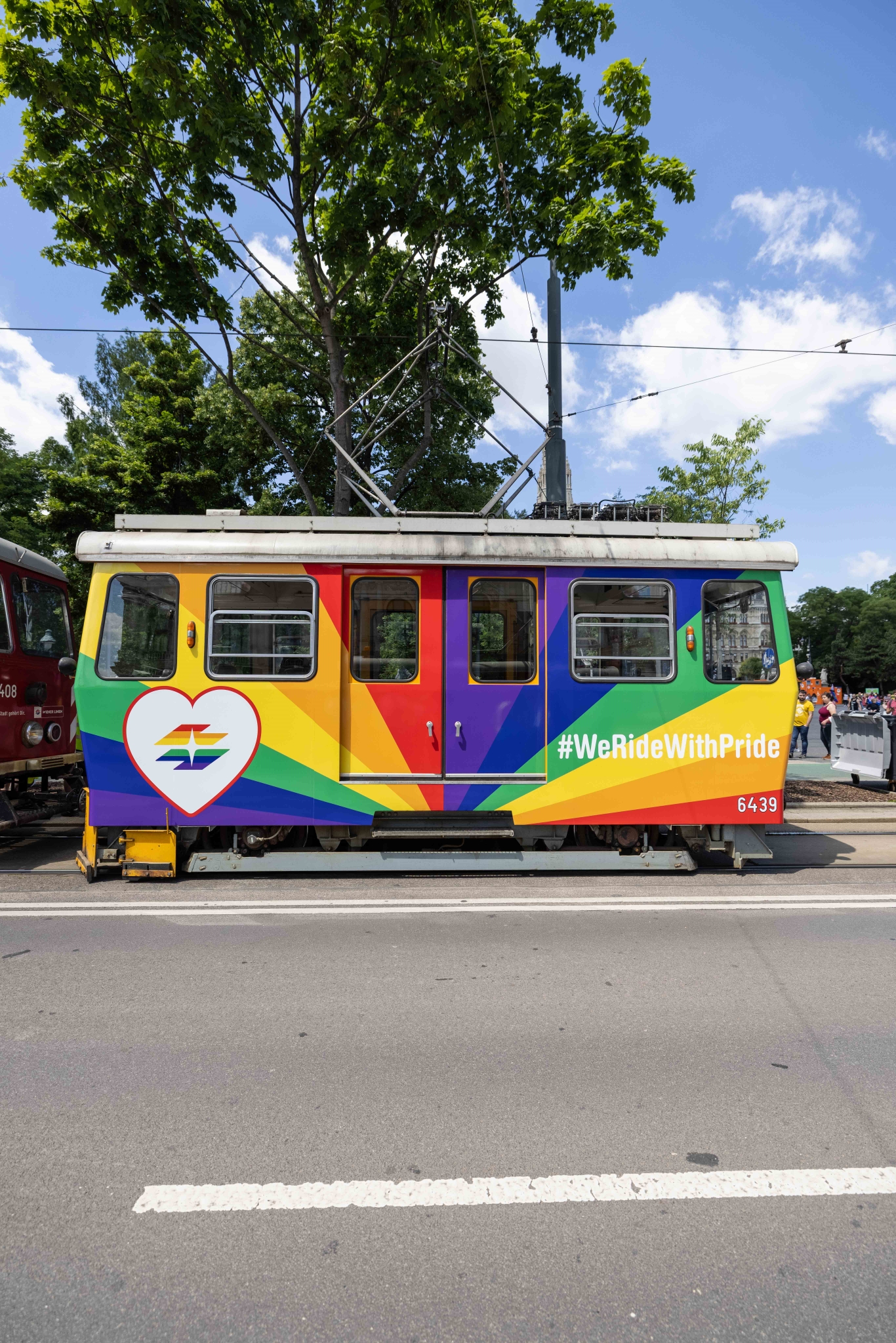 Sonderzug der Wiener Linien in Regenbogenfarben