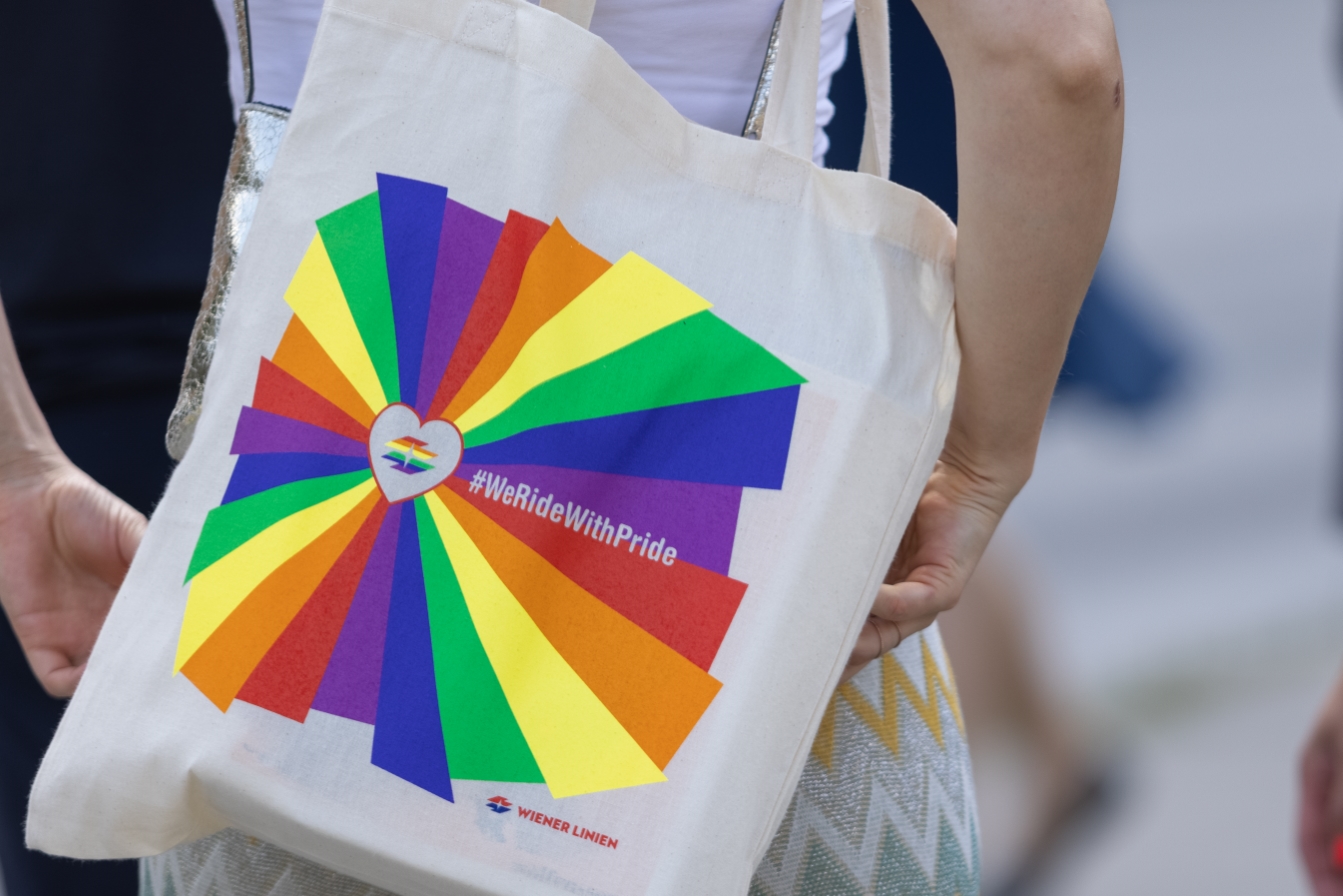 Stofftasche in Regenbogenfarben 