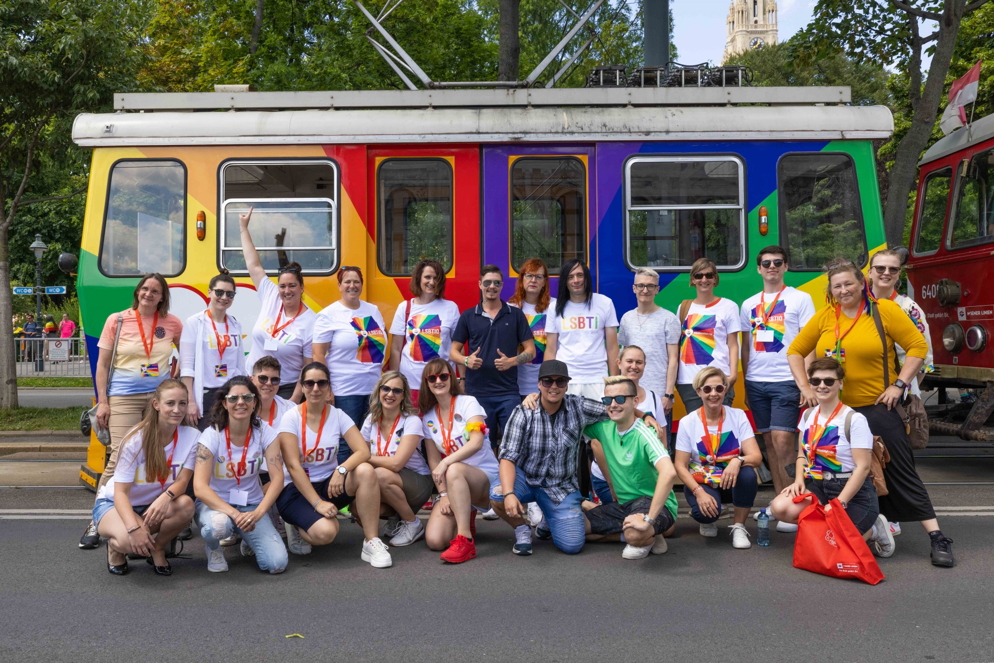 Mitarbeiter*innen der Wiener Linien auf der Regenbogenparade