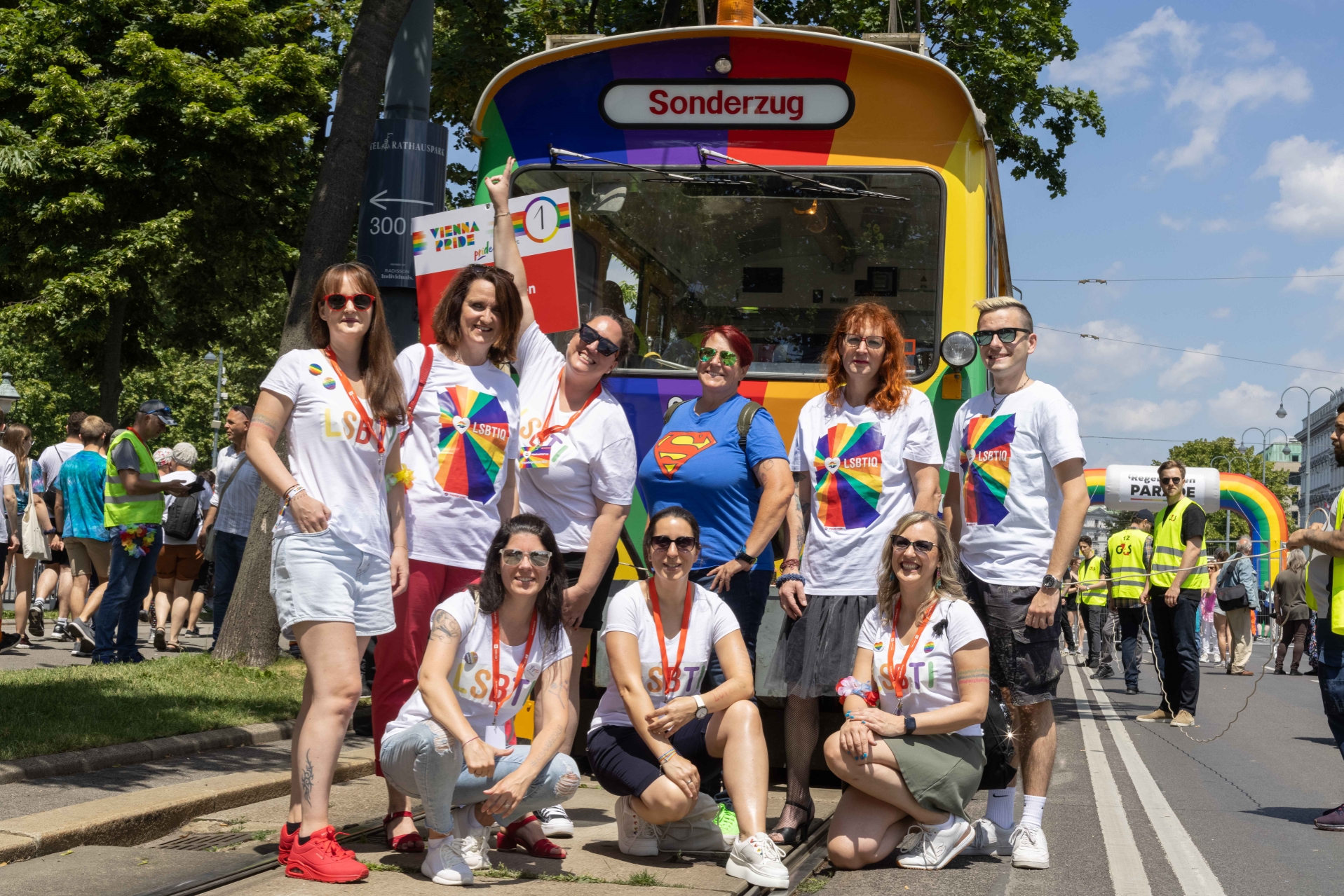 Die LSBTIQ-Gruppe der Wiener Linien mit Geschäftsführerin Petra Hums auf der Regenbogenparade