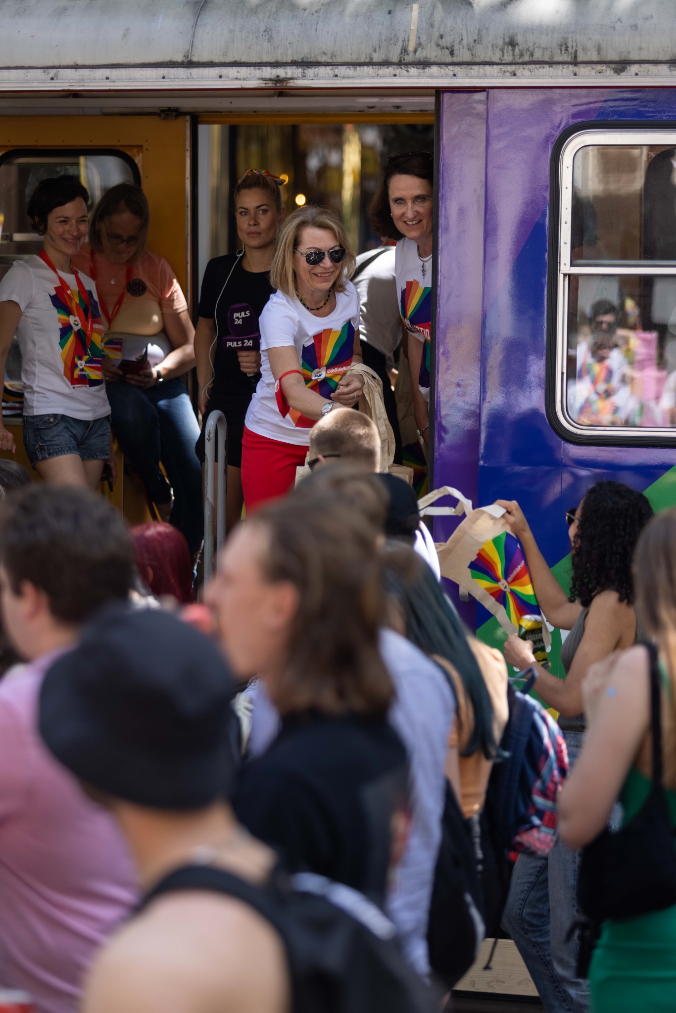 Die Geschäftsführerinnen Alexandra Reinagl (2. von rechts) und Petra Hums (ganz rechts) auf derm Sonderwagen der Wiener Linien 