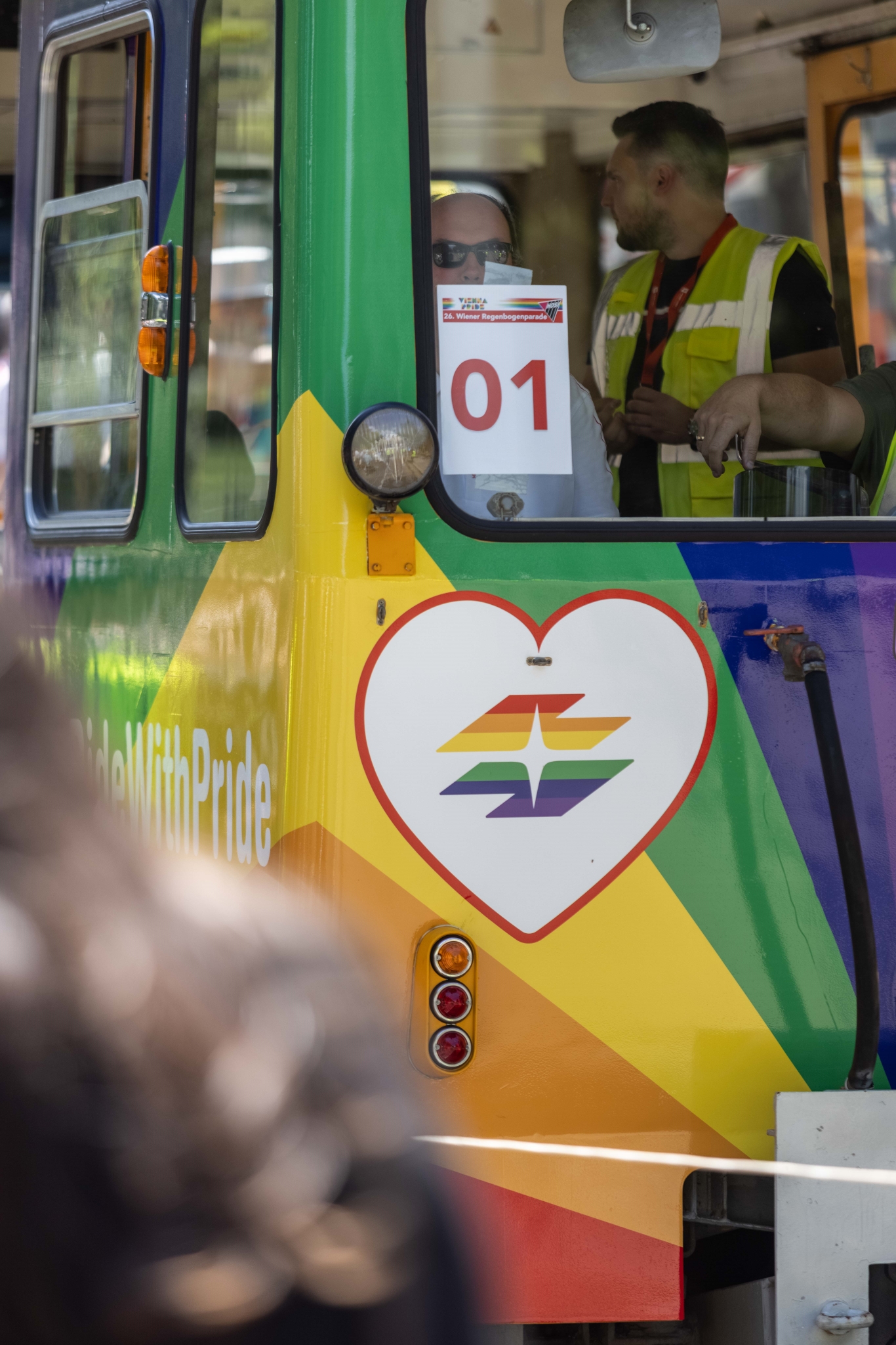 Wagen der Wiener Linien in Regenbogenfarben 