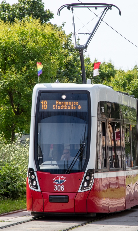 Die Linie 18 mit Regenbogenfahnen am Neubaugürtel