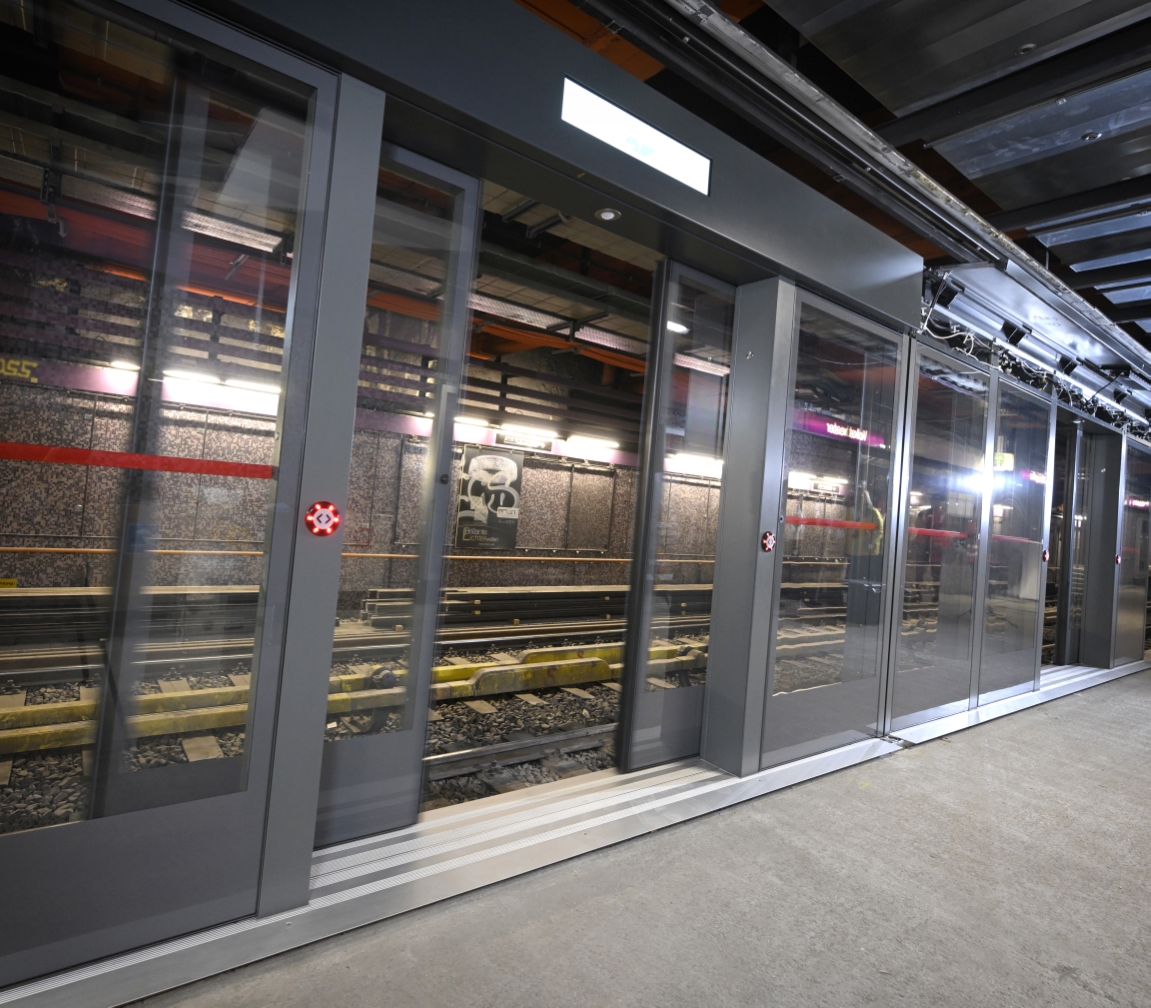 Erste Bahnsteigtüren für die vollautomatische U5 bei der Station Volkstheater