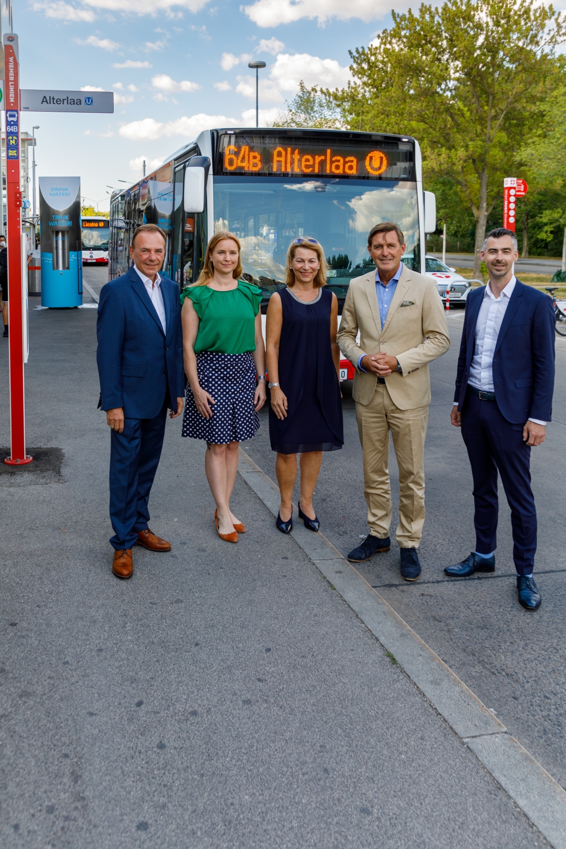 Die Wiener Linien erweitern ihr Busnetz in Liesing, um die Fahrgäste noch besser an U-, S- und Badner Bahn anzuschließen. Dafür werden zwei Buslinien neu geschaffen - 61B und 64B - und zwei bestehende Linien neu organisiert - 61A und 64A. Vlnr: Gerald Bischof, Bezirksvorsteher Liesing; Angelika Pipal-Leixner, Mobilitätssprecherin NEOS Wien; Alexandra Reinagl, Geschäftsführerin Wiener Linien, Öffi-Stadtrat Peter Hanke; Christoph Pramhofer, Klubobmann Neos Liesing