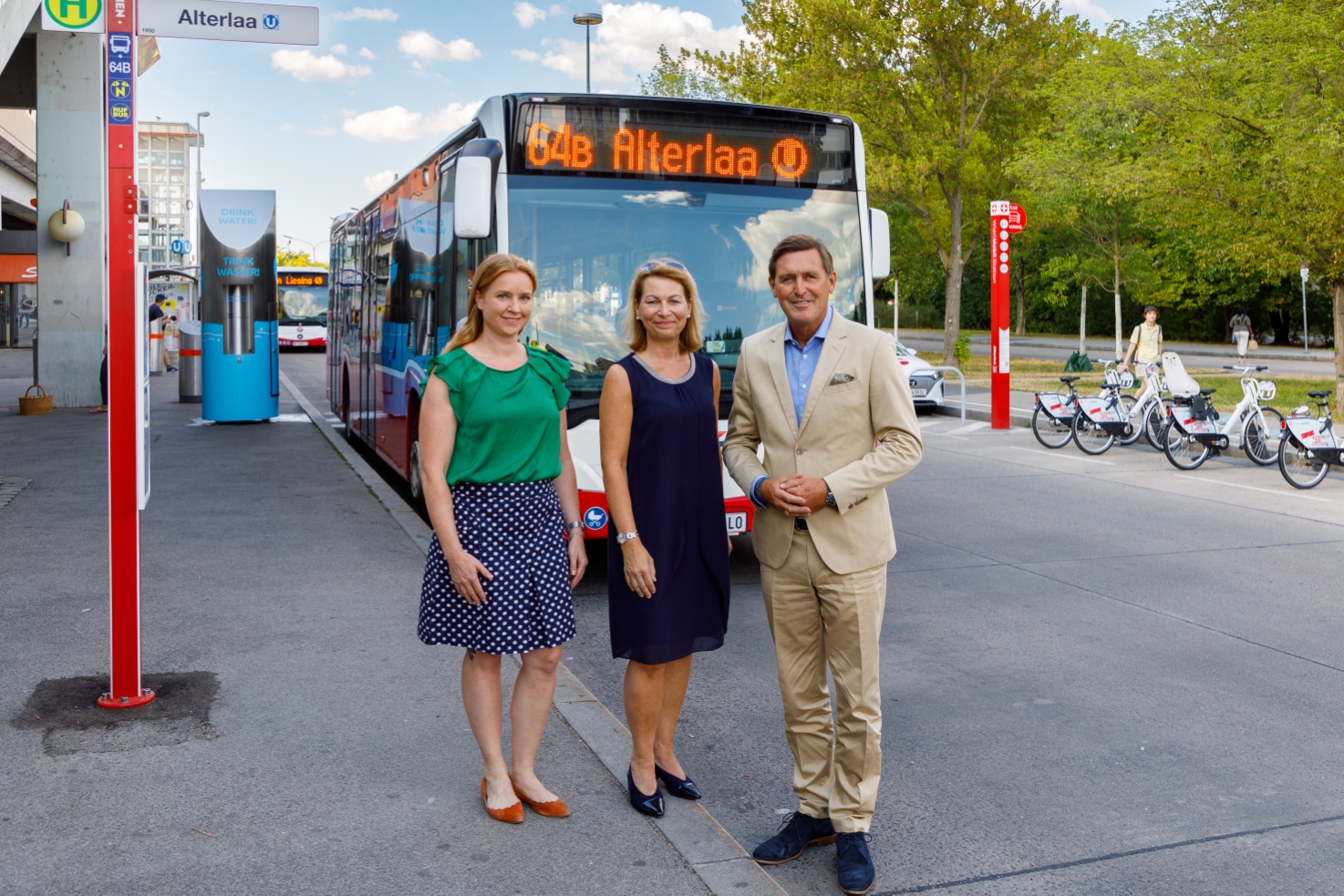 Die Wiener Linien erweitern ihr Busnetz in Liesing, um die Bewohner*innen und Anrainer*innen des Stadtentwicklungsgebiets entlang der Breitenfurter Straße noch besser an U-, S- und Badner Bahn anzuschließen. Dafür werden zwei Buslinien neu geschaffen - 61B und 64B - und zwei bestehende Linien neu organisiert - 61A und 64A. Vlnr: Angelika Pipal-Leixner, Mobilitätssprecherin NEOS Wien; Alexandra Reinagl, Geschäftsführerin Wiener Linien, Öffi-Stadtrat Peter Hanke
