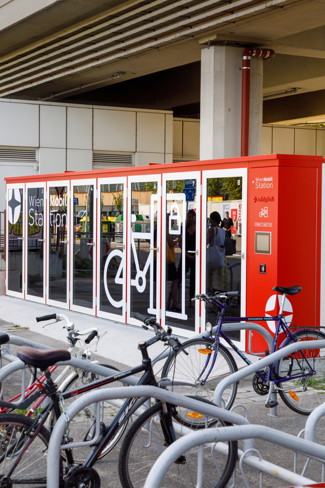 Die Radbox als Teil des Angebots bei der WienMobil Station Alterlaa