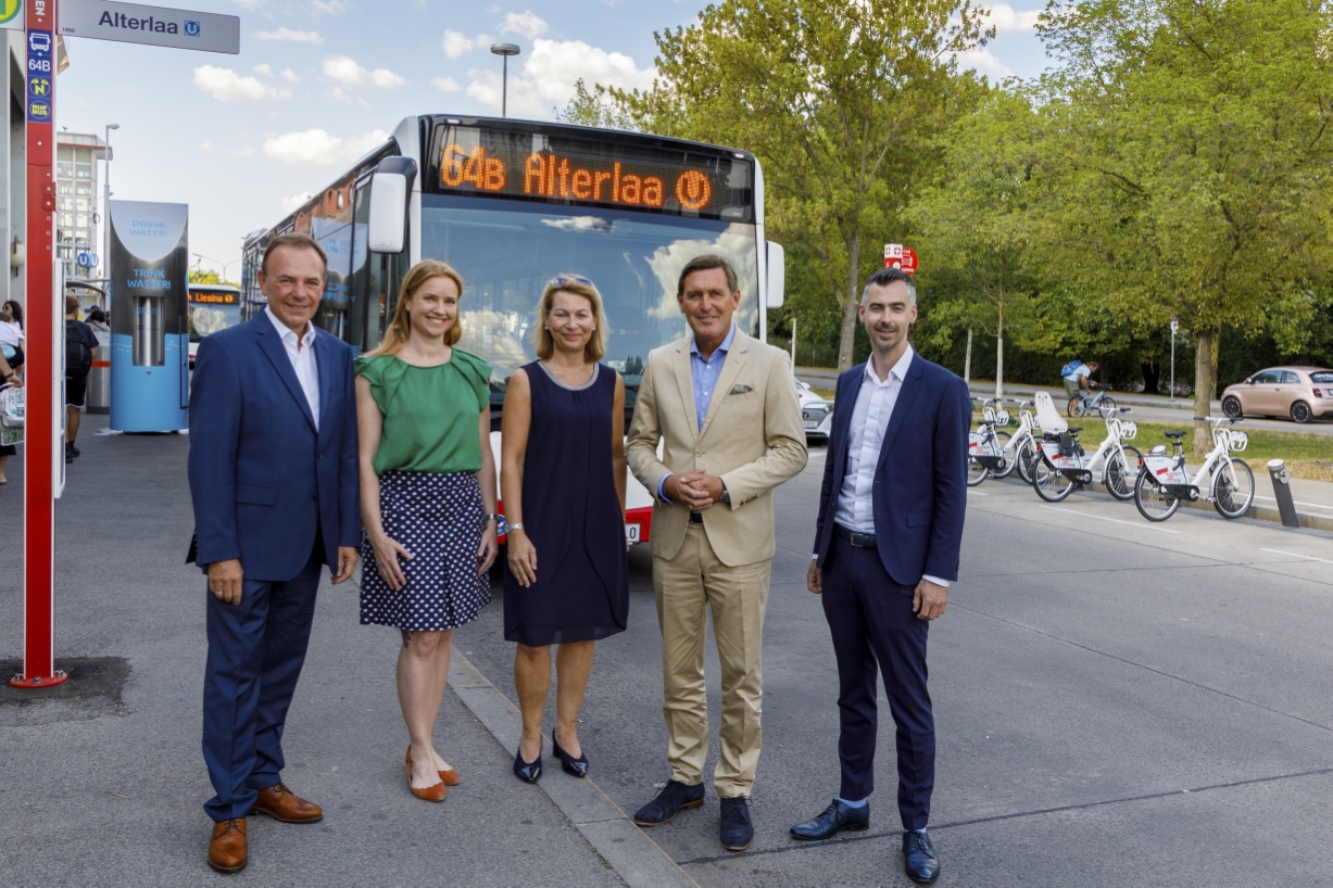 Die Wiener Linien erweitern ihr Busnetz in Liesing, um die Fahrgäste noch besser an U-, S- und Badner Bahn anzuschließen. Dafür werden zwei Buslinien neu geschaffen - 61B und 64B - und zwei bestehende Linien neu organisiert - 61A und 64A. Vlnr: Gerald Bischof, Bezirksvorsteher Liesing; Angelika Pipal-Leixner, Mobilitätssprecherin NEOS Wien; Alexandra Reinagl, Geschäftsführerin Wiener Linien, Öffi-Stadtrat Peter Hanke; Christoph Pramhofer, Klubobmann Neos Liesing