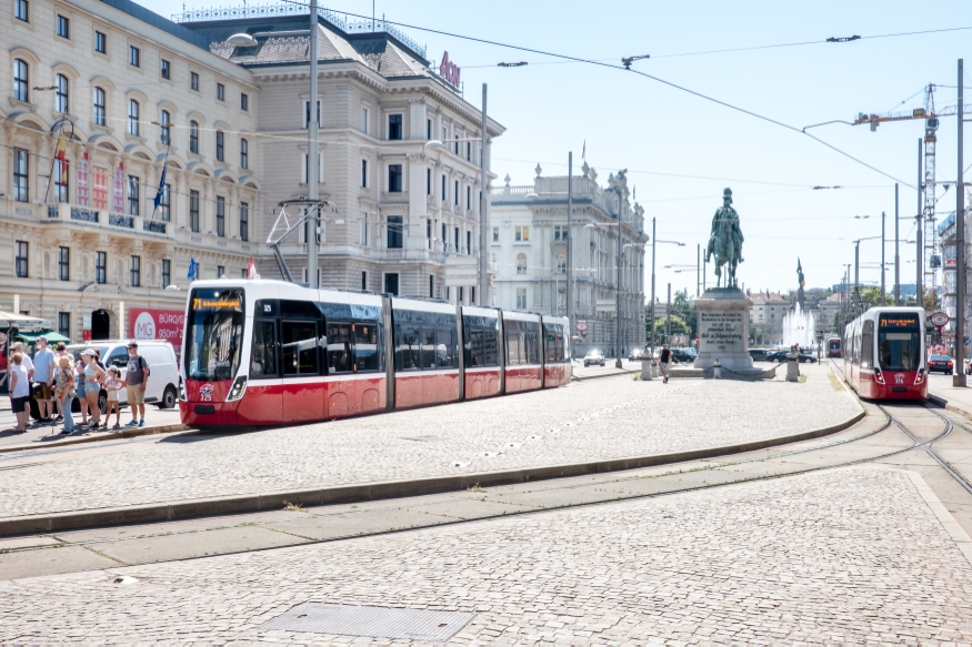 Die Linie 71 am Schwarzenbergplatz