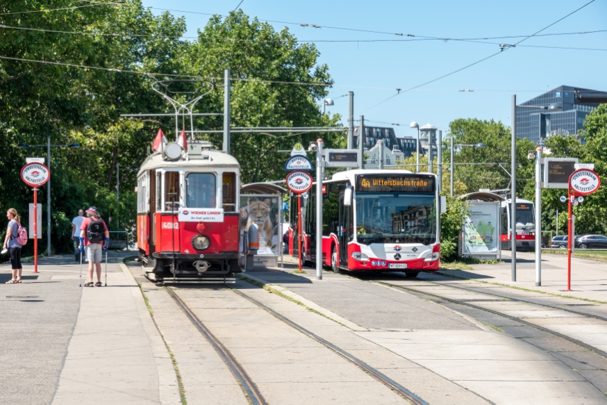 Die Bus Linie 4A mit einen Oldtimer am Karlsplatz