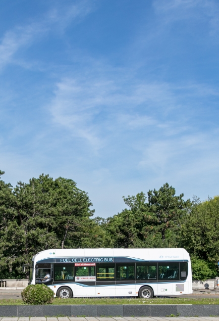 H2-Bus der Wiener Linien im Testbetrieb auf der Strecke des 10A in der Nähe des Schloss Schönbrunn