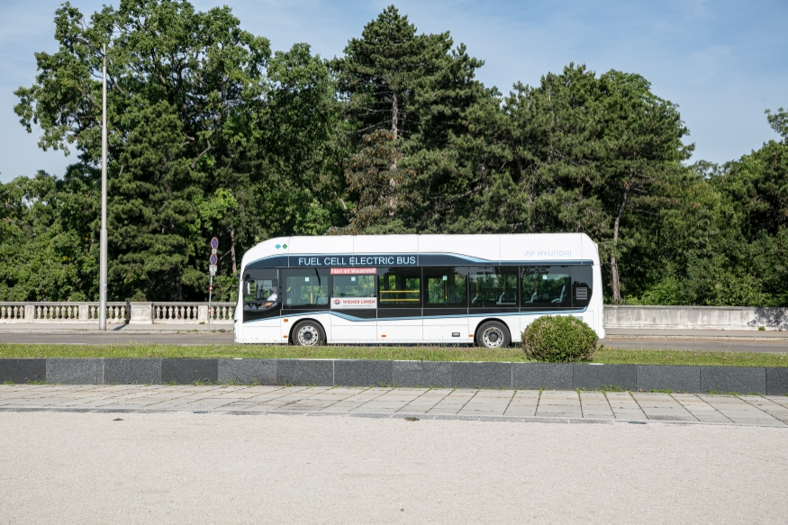 H2-Bus der Wiener Linien im Testbetrieb auf der Strecke des 10A in der Nähe des Schloss Schönbrunn