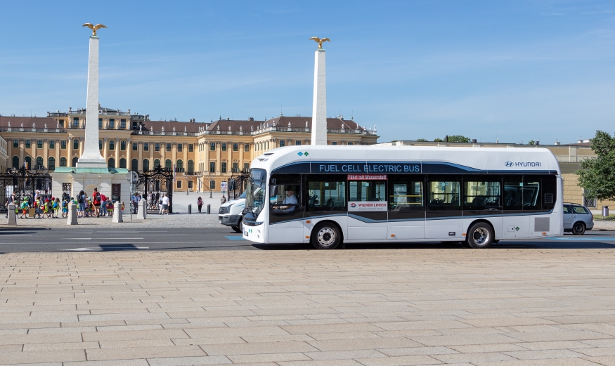 H2-Bus der Wiener Linien im Testbetrieb auf der Strecke des 10A in der Nähe des Schloss Schönbrunn