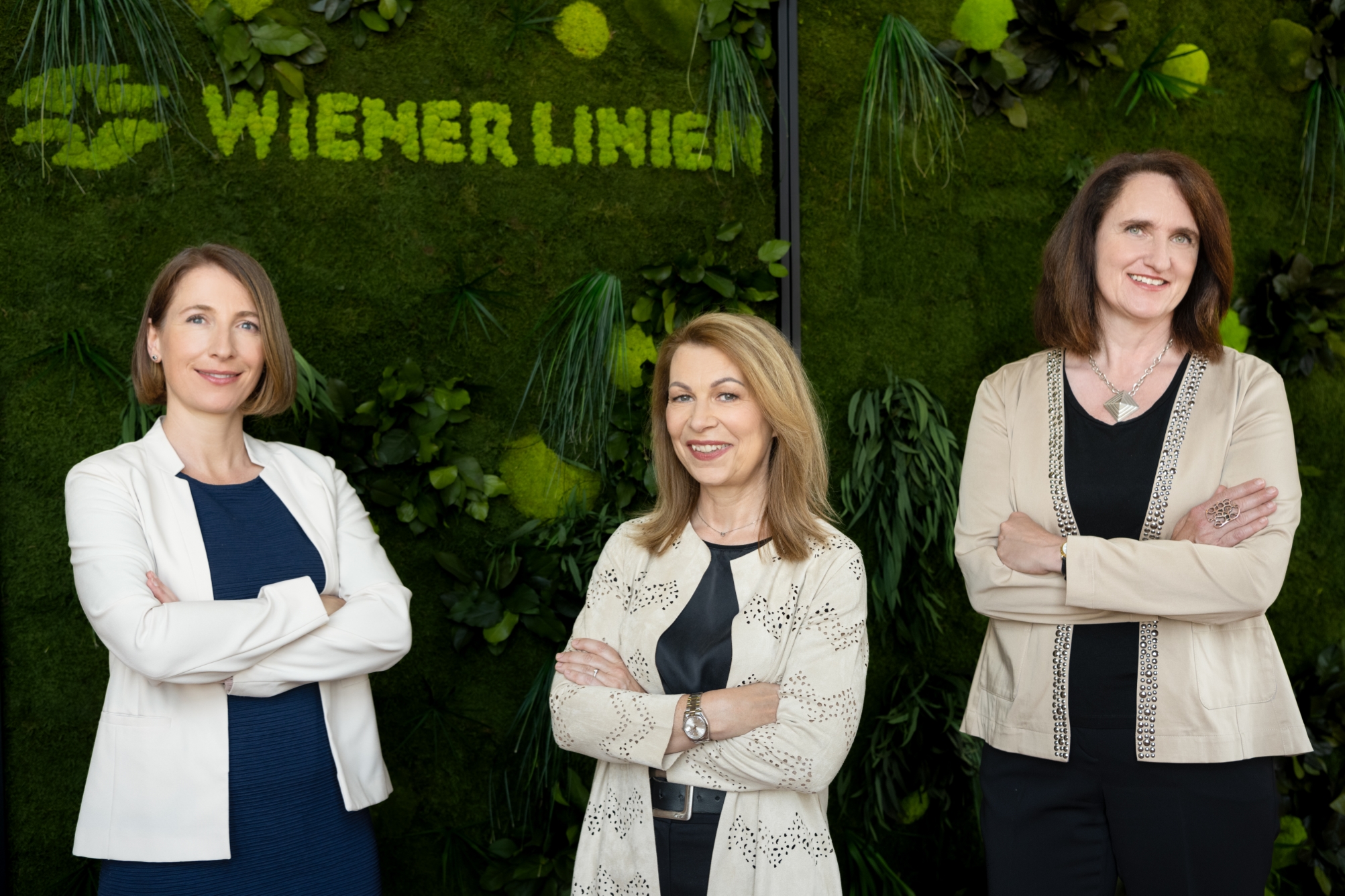 Geschäftsführung der Wiener Linien: Geschäftsführerin für den technischen Bereich, Bau- und Anlagenmanagement (CTO) DI.in Mag.a Gudrun Senk mit der Vorsitzenden der Geschäftsführung der Wiener Linien (CEO), Geschäftsführerin für Betrieb & Vertrieb Mag.a Alexandra Reinagl, sowie der Geschäftsführerin für Finanzen, Recht, Personal und IT (CFO) MMag.a Petra Hums


