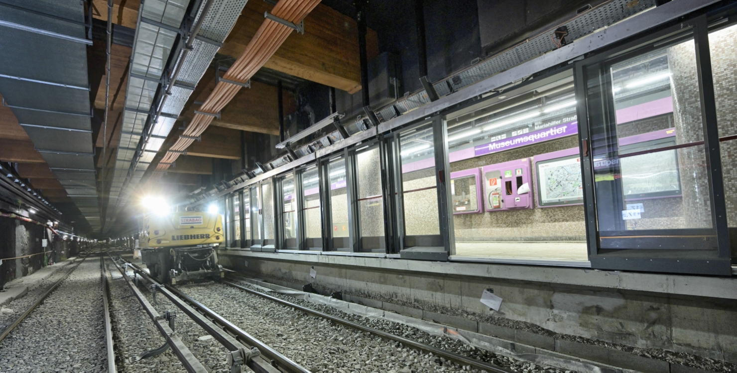 Einbau der Bahnsteigtüren in der Station Museumsquartier