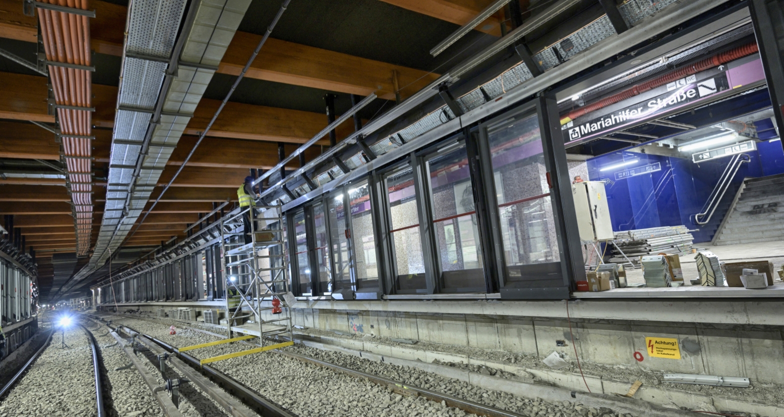 Einbau der Bahnsteigtüren in der Station Museumsquartier