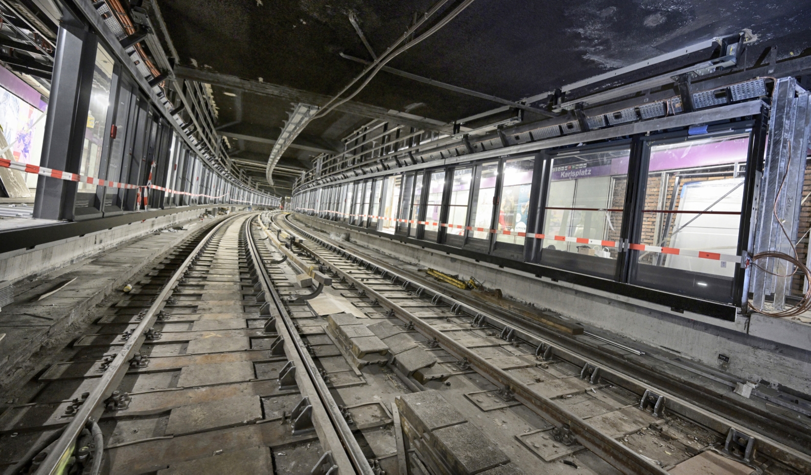 Einbau der Bahnsteigtüren in der Station Karlsplatz