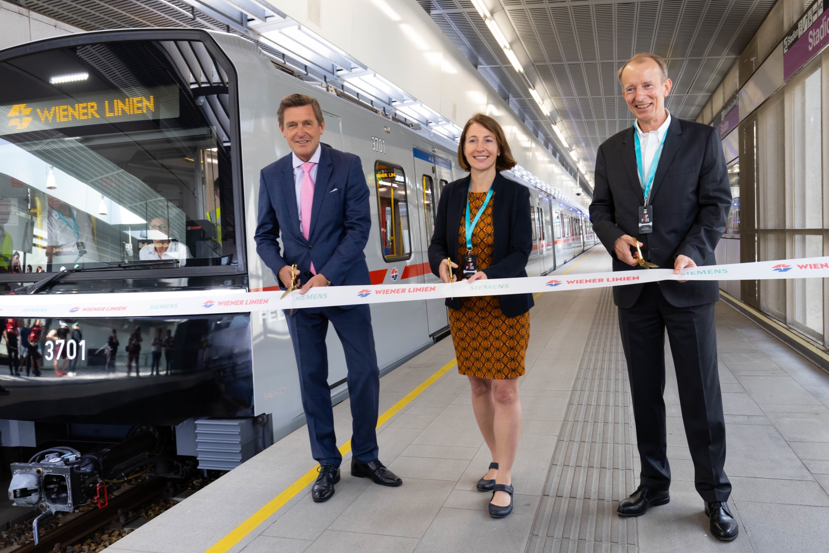 Stadtrat Peter Hanke, technische Geschäftsführerin der Wiener Linien Gudrun Senk und Leiter für Schienenfahrzeuge Siemens Mobility Albrecht Neumann