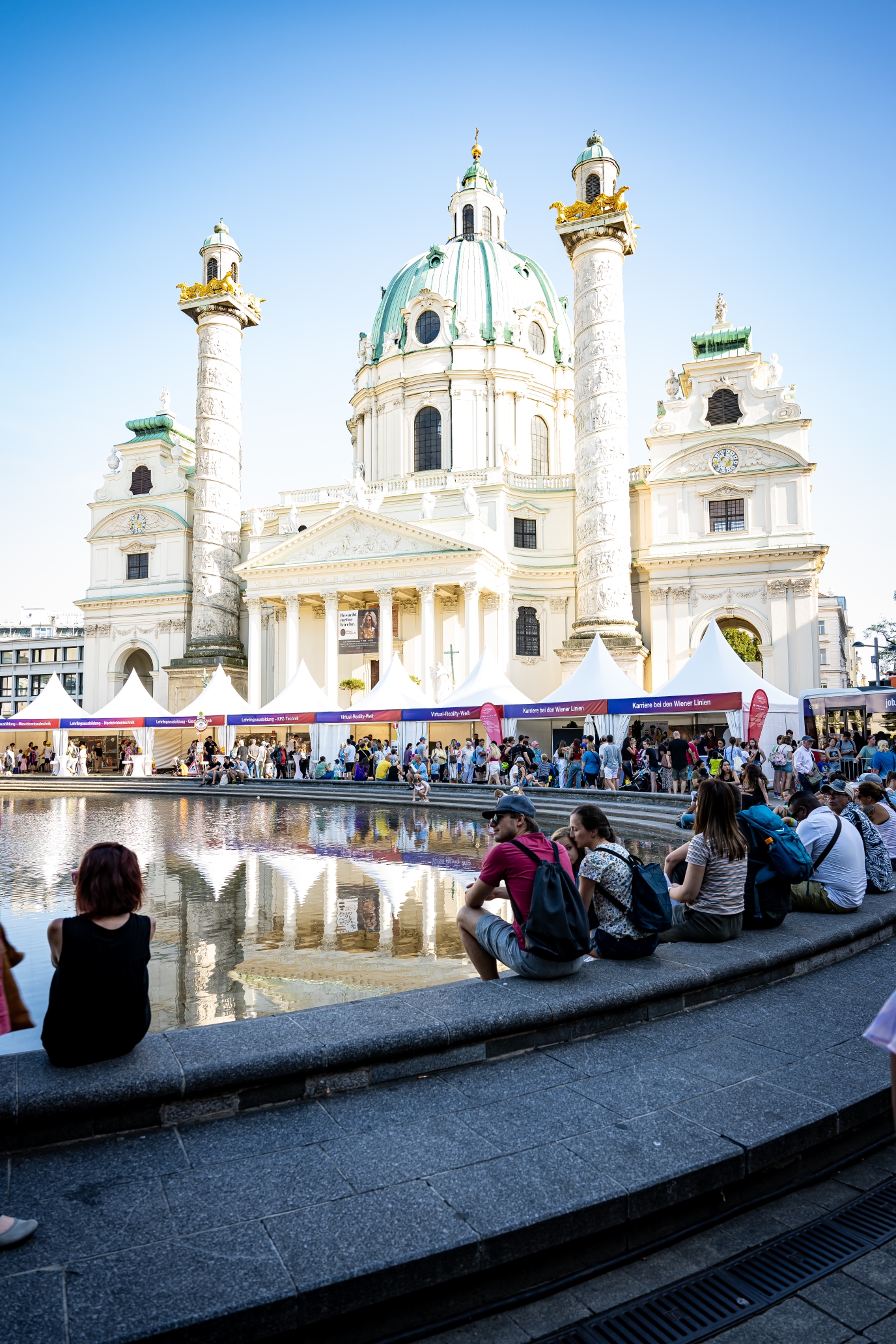 Die Leistungsschau der Wiener Linien fand am 9. September 2023 am Karlsplatz statt. Bei insgesamt 20 Stationen konnten Besucher*innen in die Welt der öffentlichen Verkehrsmittel blicken  Neben der Leistungsschau präsentierten sich die Wiener Linien auch als attraktive Arbeitgeberin .