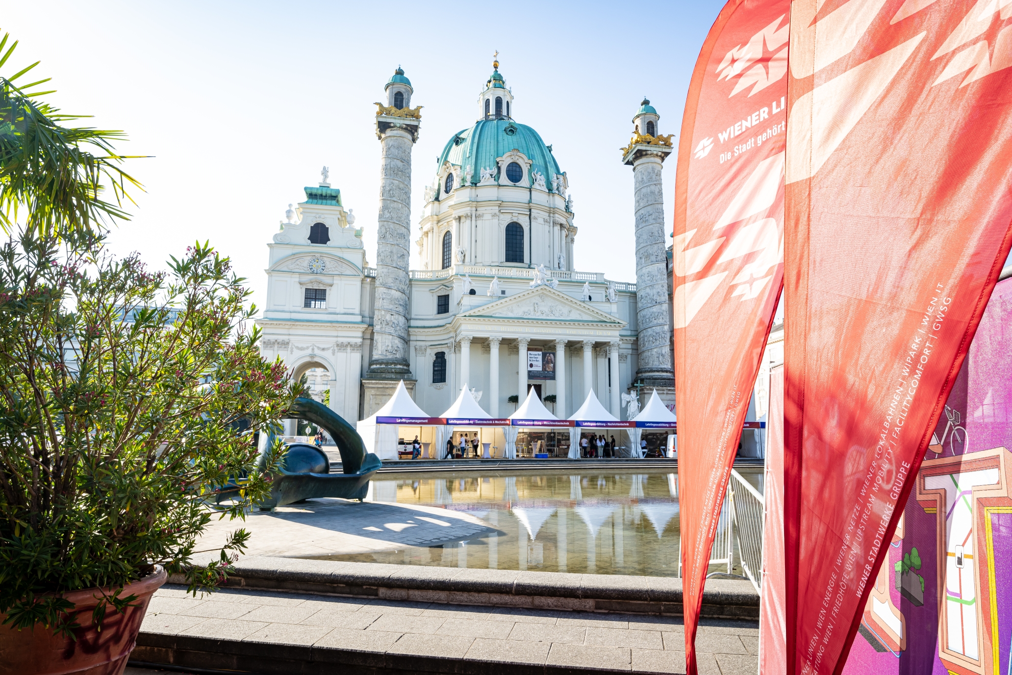 Die Leistungsschau der Wiener Linien fand am 9. September 2023 am Karlsplatz statt. Bei insgesamt 20 Stationen konnten Besucher*innen in die Welt der öffentlichen Verkehrsmittel blicken  Neben der Leistungsschau präsentierten sich die Wiener Linien auch als attraktive Arbeitgeberin .