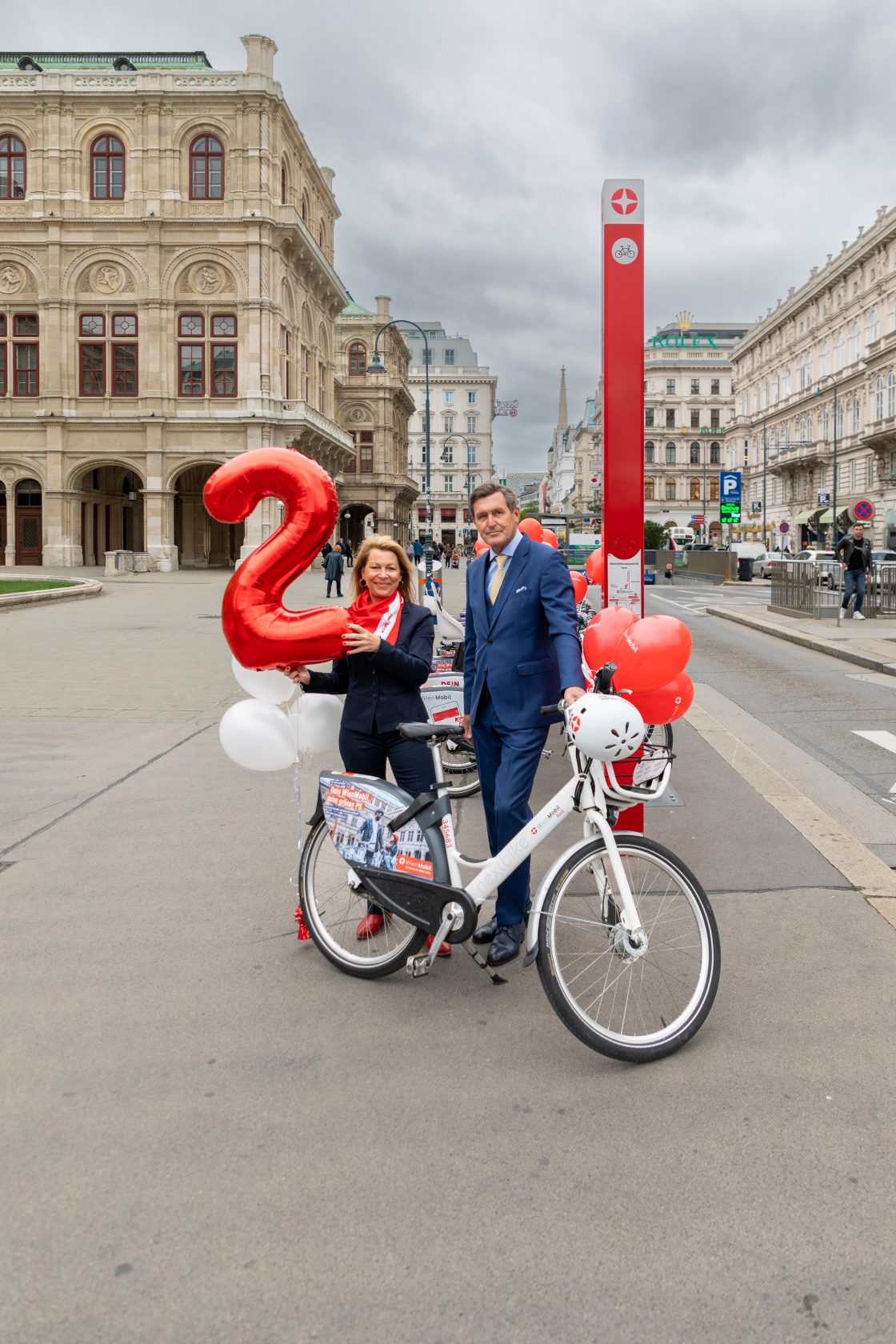 Wiener-Linien-Geschäftsführerin Alexandra Reinagl und Öffi-Stadtrat Peter Hanke anlässlich 2 Jahre WienMobil Rad.